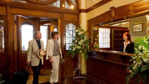 Ein Mann und eine Frau stehen in einer Lobby in der Unterkunft The Victoria Hotel in Sidmouth