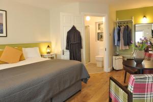 เตียงในห้องที่ The Gateway Lodge