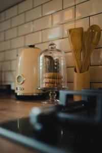 a toaster sitting on top of a kitchen counter at Haiku Cottages in Merisi