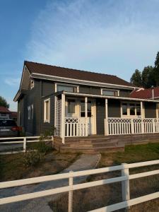 a house with a white fence in front of it at Le Havre de Bois in Bourbourg