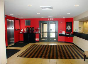 Habitación grande con paredes rojas y vestíbulo. en Extended Stay America Suites - Pittsburgh - West Mifflin en Willock