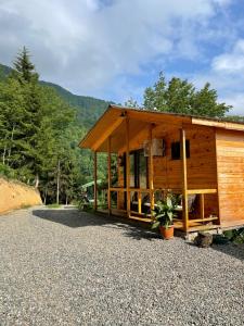 a small wooden building on a gravel road at Haiku Cottages in Merisi