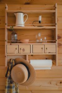 a hat and towels on a shelf in a room at Haiku Cottages in Merisi