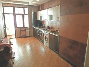 Nhà bếp/bếp nhỏ tại Apartment on MirQasimov st.29