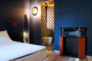 a bedroom with a bed and a bathroom with a toilet at Kiwi in Latina