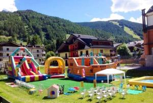 un parque infantil con muchos tipos diferentes de toboganes de agua en Casa Vacanze Corteno Golgi Aprica, en Alpe Strencia