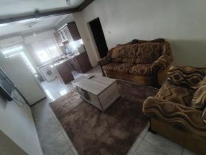 a living room with a couch and a coffee table at شقة خلف السيفوي in Irbid