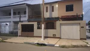 a house with a gate and a fence at Jabutiana casas Mobiliadas in Aracaju