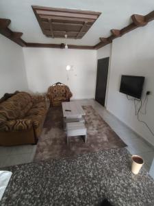 a living room with a couch and a table at شقة خلف السيفوي in Irbid