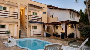 a house with a swimming pool in the yard at Villa Sunset in Arraial d'Ajuda