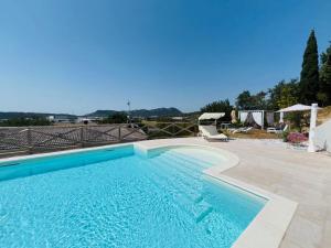 a large swimming pool in a yard at Villa Poggio Ulivo Pool-Apartments in Rivoli Veronese