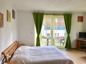 Posteľ alebo postele v izbe v ubytovaní Apart Riviera Lipno J4-12 + 37 fotografií