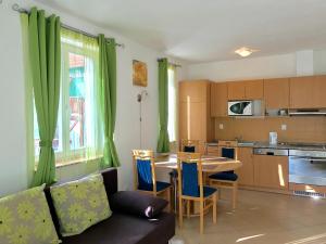 Kuchyňa alebo kuchynka v ubytovaní Apart Riviera Lipno J4-12