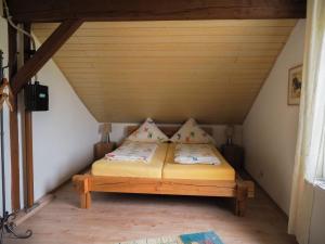 a small bed in a room with a attic at Lindenhof Hahn in Blankenrath