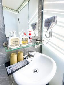 a bathroom with a sink and a mirror at Do Homestay vị trí trung tâm tại Ocean Park 2 in Cửu Cảo +7 photos