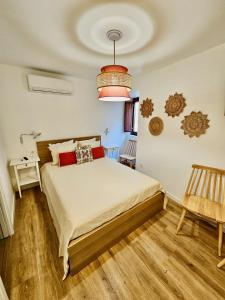 a bedroom with a bed and a table and chairs at Casa Laura João in Monsanto
