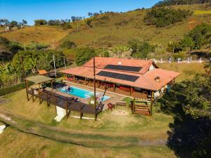 an overhead view of a house with a swimming pool at Chácara Pimenta Vermelha in Socorro