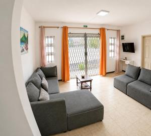 a living room with two couches and a tv at Superbe Villa 6 personnes avec piscine - Le Sega in Pointe aux Sable