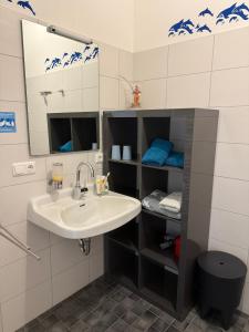 a bathroom with a sink and a mirror at Gästehaus Peerhus Dönsel - deensten in Rehden