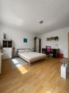 a large bedroom with a bed and a wooden floor at Urlaubsort Fränkisches Seenland in Haundorf