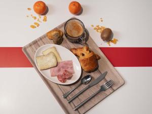 a tray with a plate of food with meat and bread at ibis Styles Thonon-les-Bains in Thonon-les-Bains