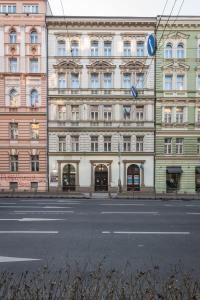 プラハにあるLegerova 33 Apartmentsの通り側の大きな建物