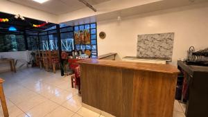 a kitchen with a bar and a dining room at All sur Cusco in Machu Picchu