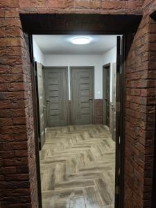 an empty room with a brick wall and a doorway at Шепіт Річки in Mizhhirya
