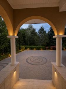 an archway with a labyrinth in a courtyard at Komfort Apartament Błonie 