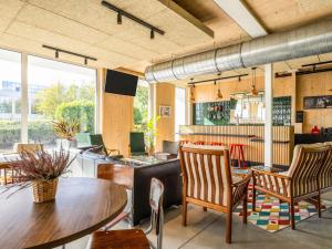 a dining room with a table and chairs at greet Brussels Airport Zaventem in Zaventem