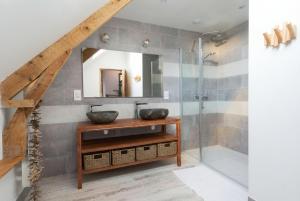 a bathroom with a sink and a mirror at Le tie-break in Pont-Croix