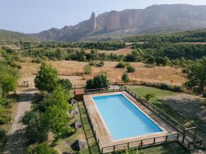 an overhead view of a swimming pool with mountains in the background at Camping Armalygal in Murillo de Gállego