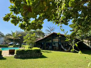 a resort with a pool and a building at Peixe Crew Manguinhos in Búzios