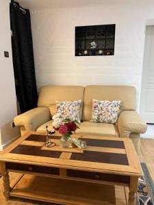 a living room with a couch and a coffee table at Entre Paris et Normandie in Mantes-la-Ville