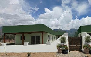 a small building with a green roof and some plants at Aromas de Cafayate in Cafayate
