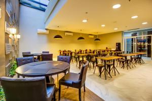 a restaurant with tables and chairs in a room at Aera Rio de Janeiro Copacabana in Rio de Janeiro