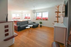 a living room with a couch and a table at Chalet Creatina by we rent, NATIONALPARK CARD INCLUDED in Rauris