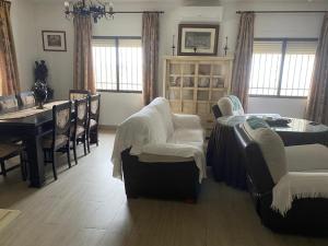 a living room with chairs and a dining room at Mi Descanso in Córdoba