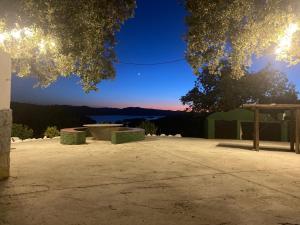 a picnic table with a view of a lake at Mi Descanso in Córdoba