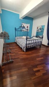 a bedroom with a bed and a wooden floor at Casa Clelia e Aida in Roccatederighi