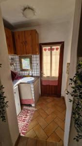 a small kitchen with a sink and a window at Casa Clelia e Aida in Roccatederighi