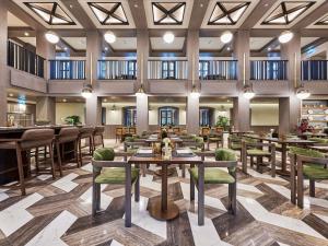 a restaurant with tables and chairs and a bar at Swissotel Uludag Bursa in Bursa