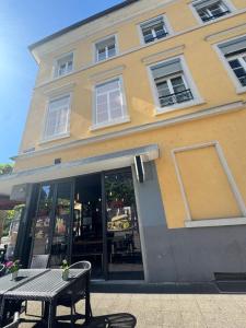 a building with a table in front of it at Baden-Baden Zentrum Studio in Baden-Baden +13 photos