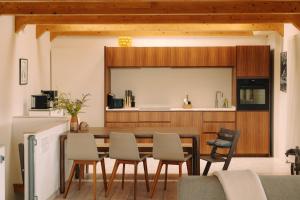 a kitchen and dining room with a table and chairs at Eldehaus Plau am See klimatisiert in Plau am See