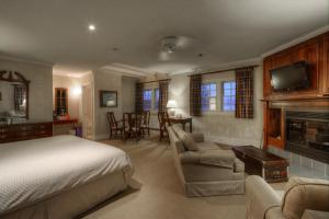 Gallery image of Sir Sam's Inn & Spa in Haliburton