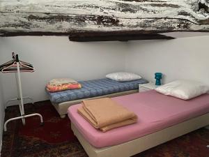 two beds in a room with a ceiling at Oasis de Vic in Vic-Fezensac