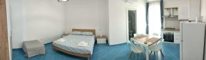 a small room with a bed and a small table at L'Eco del Mare in Pisciotta