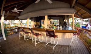 Lounge o bar area sa Beach House Suites by the Don CeSar
