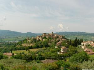 a village on top of a hill with houses at Locazione Turistica Spaccarotella Vista su Gualdo Cattaneo in Gualdo Cattaneo