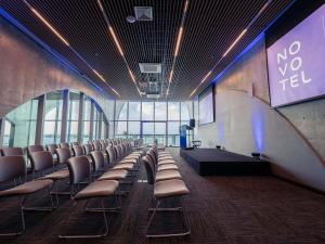 a room with chairs and a screen with a no texting sign at Novotel Recife Marina in Recife +218 photos
